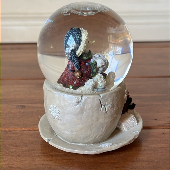 BOYDS BEARS & FRIENDS Miniature Snow Woman with Penguin Snow Globe - Picture 9 of 11